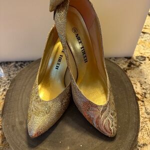 Nice Touch Gold Heels with Bows on Heels.  Size 9.